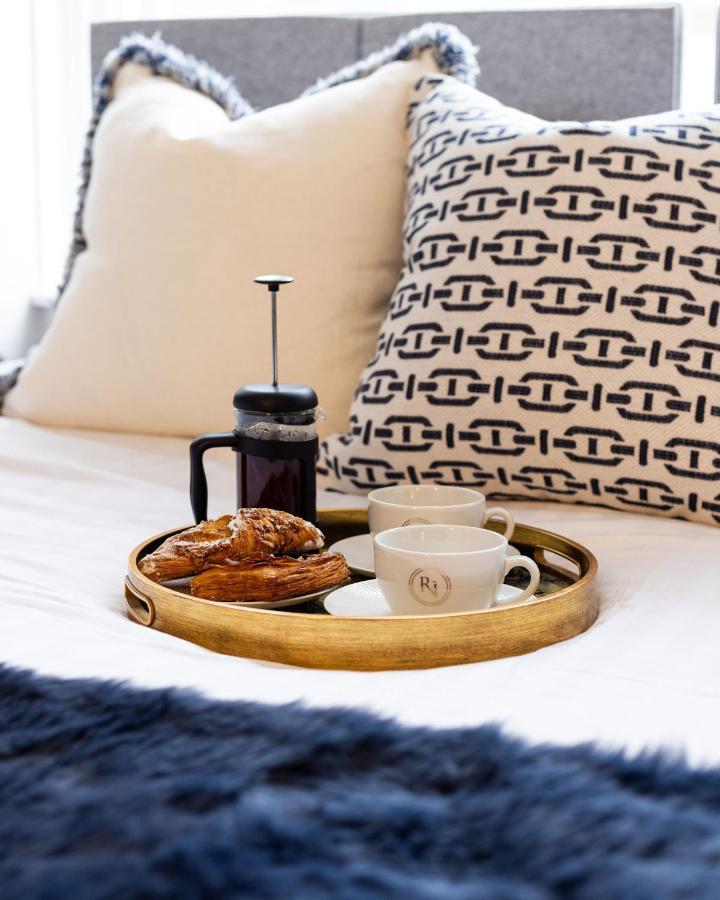 Righ - Luxurious Centre Three Bedroom Apartment EDI